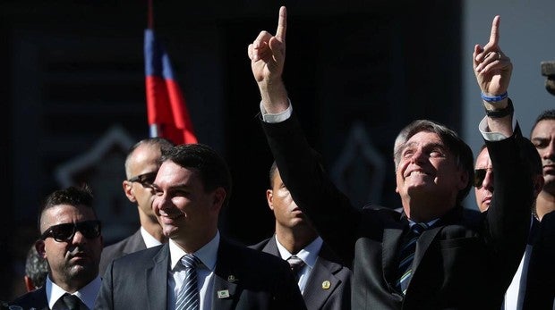 El presidente de Brasil, Jair Bolsonaro, junto al senador Flavio Bolsonaro