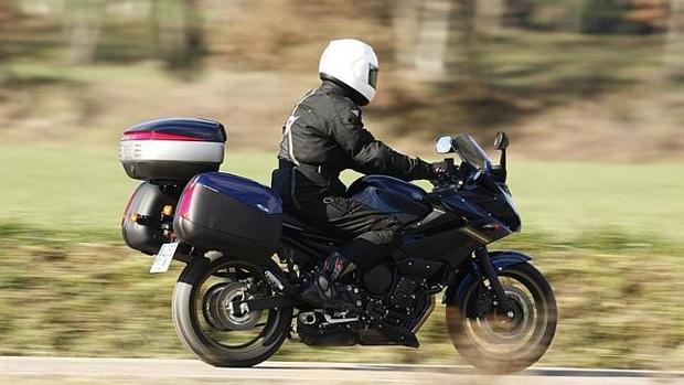 Cómo llevar el equipaje si viajas en moto este verano