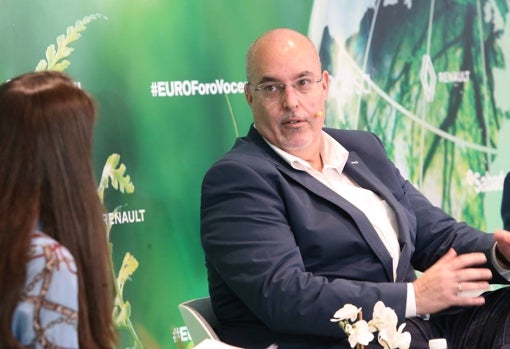 Arturo Pérez de Lucía (Aedive) junto a la periodista Belén Rodrigo, moderadora de la mesa