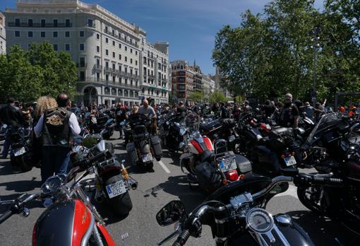 Moment in which the Harleys park at Puerta Alcalá