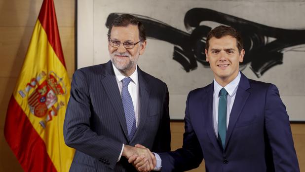El presidente del Gobierno, Mariano Rajoy, y el líder de Ciudadanos, Albert Rivera