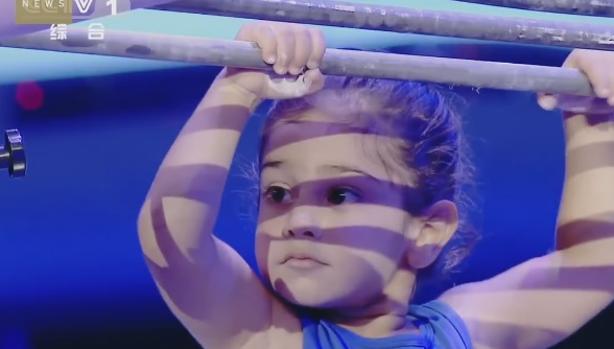 Youtube: El niño gimnasta de 3 años que asombra en un talent show chino con  su fuerza