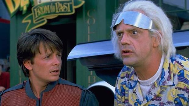 Michael J. Fox, a la izquierda, en una escena de «Regreso al futuro»