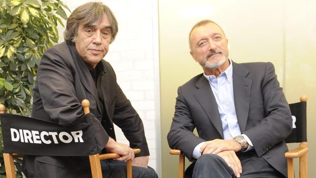 El director de cine Agustín Díaz Yanes, junto al escritor Arturo Pérez-Reverte