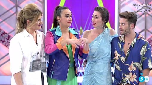 La presentadora y los jueces de «Cámbiame» tras despedirse con un emotivo abrazo