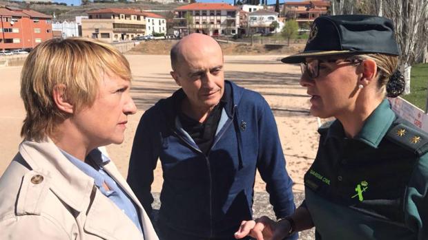 Blanca Portillo junto a Pepe Viyuela y la primera mujer de la Guardia Civil
