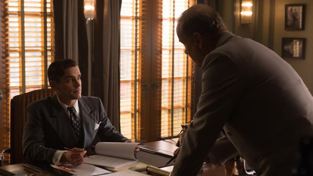 Matt Bomer junto a Kelsey Grammer, en un fotograma de «The Last Tycoon»