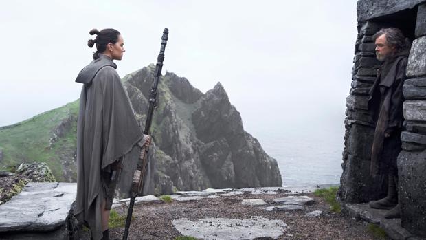 Rey, frente a Luke Skywalker