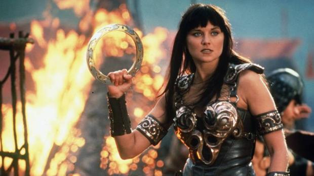 La actriz Lucy Lawless es la encargada de dar vida a Xena en la serie de televisión