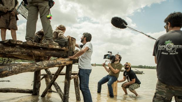 Alberto Rodríguez dirige una escena de «La peste»