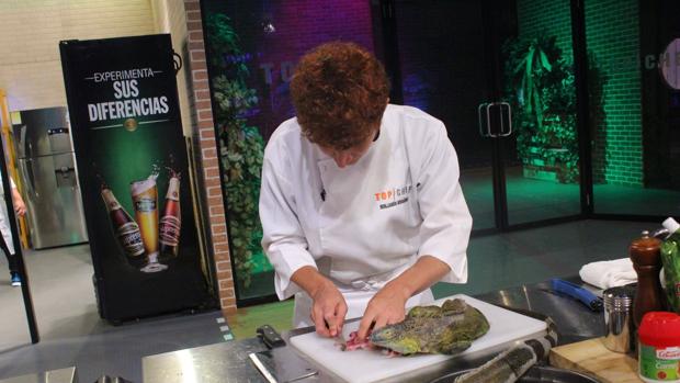 Uno de los concursantes corta la carne de iguana en directo