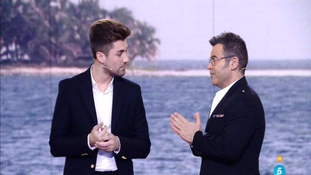 Alejandro Albalá en el momento de anunciar su decisión en el plató de Supervivientes