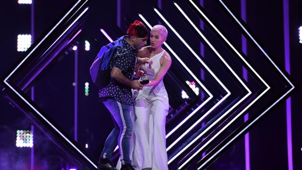 Un espontáneo ha saltado al escenario de Eurovisión para quitarle el micrófono a SuRie, la representante de Reino Unido