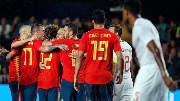 Los futbolistas de la selección española celebran el tanto de Odriozola ante Suiza antes del Mundial de Rusia