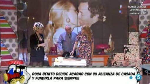 Rosa Benito fundiendo sus anillos de boda en «Sálvame»