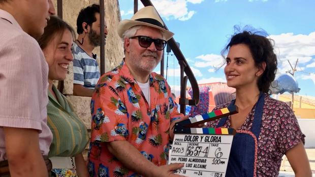 Pedro Almodóvar y Penélope Cruz en el rodaje de «Dolor y gloria»