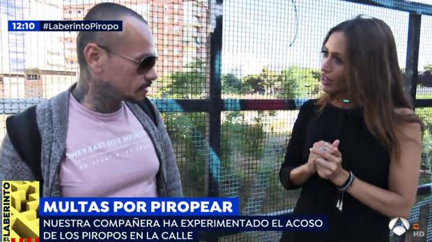 La reportera Claudia García, junto a uno de sus «piropeadores» en «Espejo público»