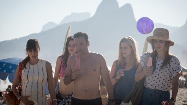 Escena de «Bienvenidas a Brasil» en la que aparece Patrick Mille como Monsieur Hervé