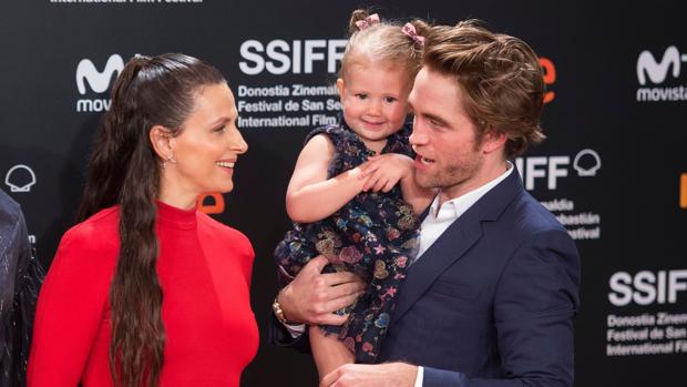 Juliette Binoche y Robert Pattinson, con el bebé protagonista de «High Life», en San Sebastián