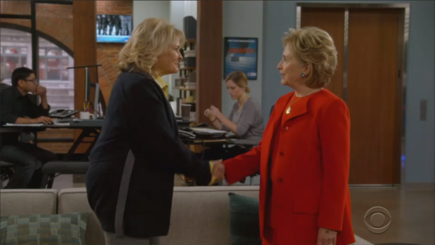 Candice Bergen y Hillary Clinton en «Murphy Brown»