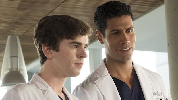 Freddie Highmore, junto a Chuku Modu, uno de los actores que abandonan «The Good Doctor»