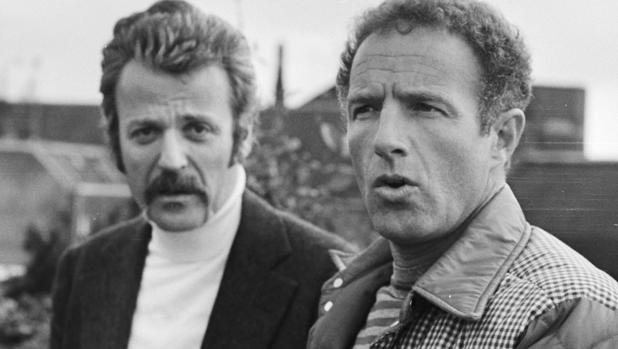 William Goldman, al fondo, en una foto de archivo de 1976 junto con James Caan