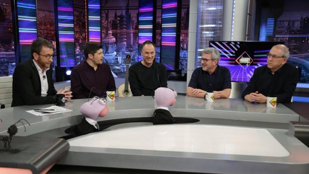 Pablo Motos, junto a «Los Lobos» de «¡Boom!», en «El hormiguero»