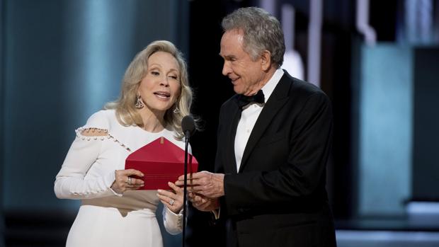 Warren Beatty y Faye Dunaway, durante los Oscar 2017