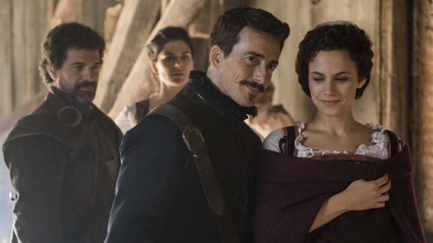 Aura Garrido y Víctor Clavijo, en «El Ministerio del Tiempo»