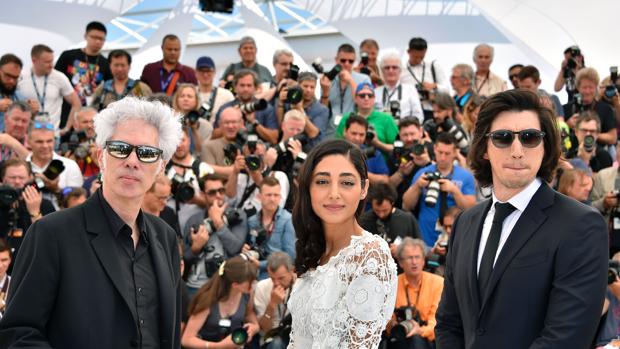 Jim Jarmusch, Golshifteh Farahani y Adam Driver, en Cannes, en 2016, en la presentación de «Paterson»