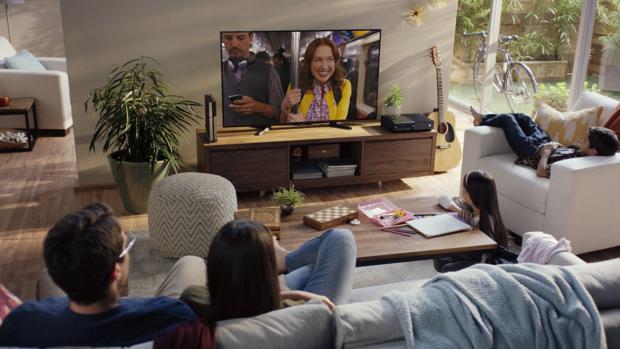 Familias viendo la televisión