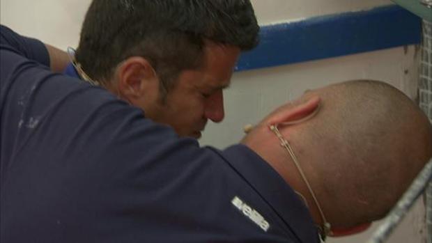 Albert consolando a Paco tras la bronca de Carolina Castelo
