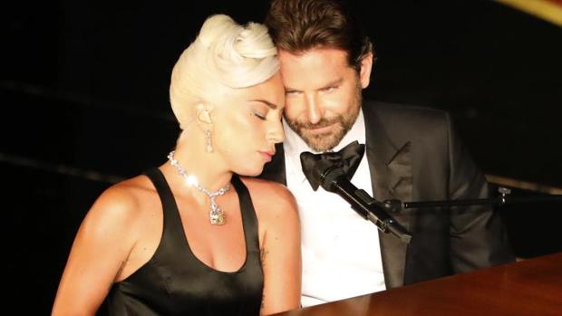 Lady Gaga y Bardley Cooper interpretando «Shallow» en la gala de los Oscar