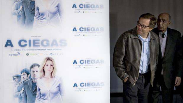 El cineasta brasileño Fernando Meirelles, junto al escritor portugués José Saramago, durante la presentación de «A ciegas (Blindness)», basada en el «Ensayo sobre la ceguera», en una imagen de archivo de 2009