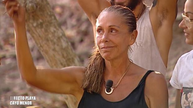 Isabel Pantoja sosteniendo su melena en «Supervivientes»
