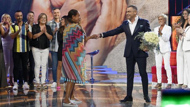Isabel Pantoja, en su recibimiento en el plató de «Supervivientes 2019»