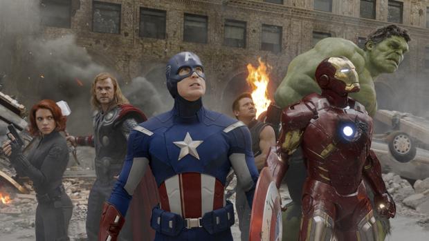 Scarlett Johansson, Chris Hemsworth, Chris Evans, Jeremy Renner, Robert Downey Jr. and Mark Ruffalo, en una escena de «Vengadores»