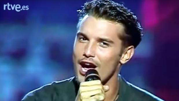 Jesús Vázquez canta «Y yo te besé», su canción más exitosa