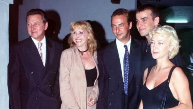El actor Carlos Larrañaga, a la izquierda del todo, junto a su mujer y sus hijos