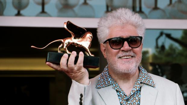 Almodóvar, con el León de Oro