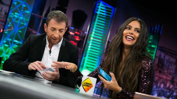 Cristina Pedroche junto a Pablo Motos en «El Hormiguero»