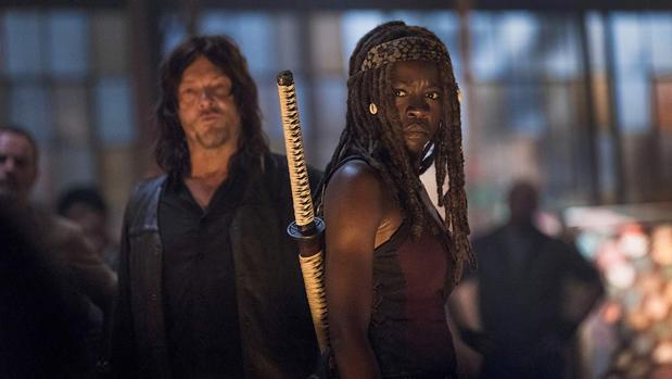 Michonne (Danai Gurira), con Daryl (Norman Reedus) al fondo, en «The Walking Dead»