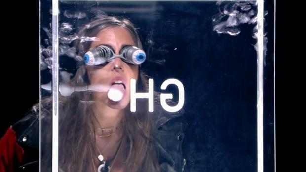 Anabel Pantoja lamiendo el metacrilato en «GH VIP»