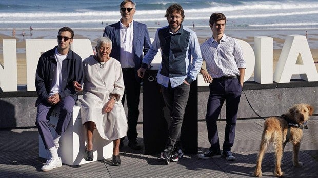 Daniel Sánchez Arévalo y el equipo de «Diecisiete» en el Festival de San Sebastián