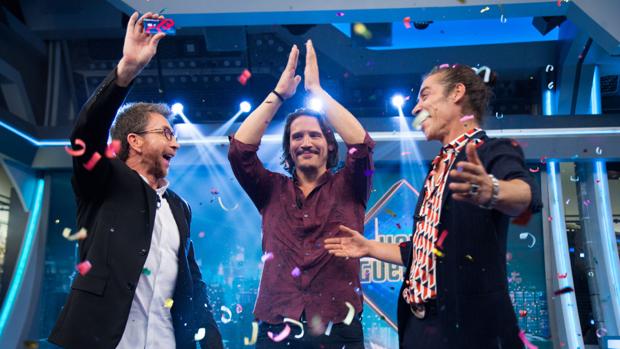 Pablo Motos, Óscar Jaenada y Sergio Peris-Mencheta celebrando la entrega de los 9.000 euros de «El hormiguero»