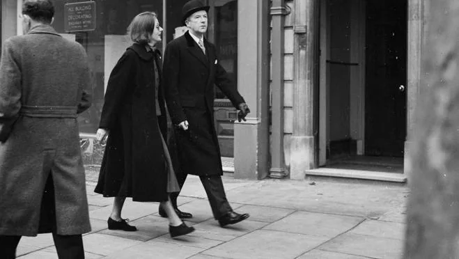 Greta Garbo y el fotógrafo Cecil Beaton paseando