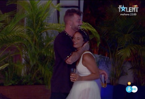 Rubén y Lara, intimando a las pocas horas de conocerse