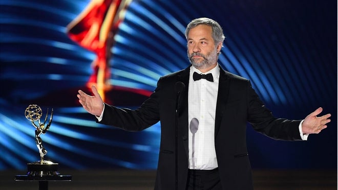 El cómico y cineasta Judd Apatow presentó el primer Emmy de la noche