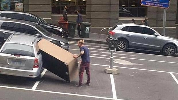 El Hipster Que Pretendia Lo Imposible Meter Un Armario En Un Coche