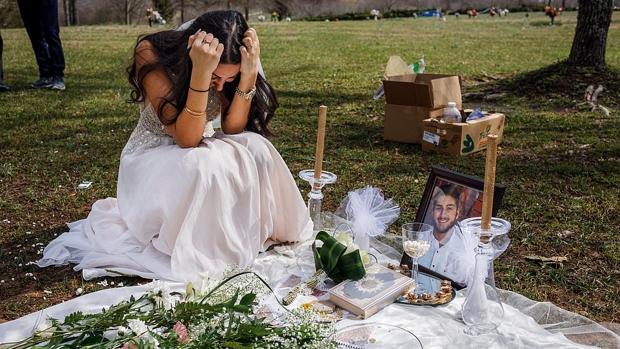 Sara Baluch, de 22 años, junto a la tumba de su prometido
